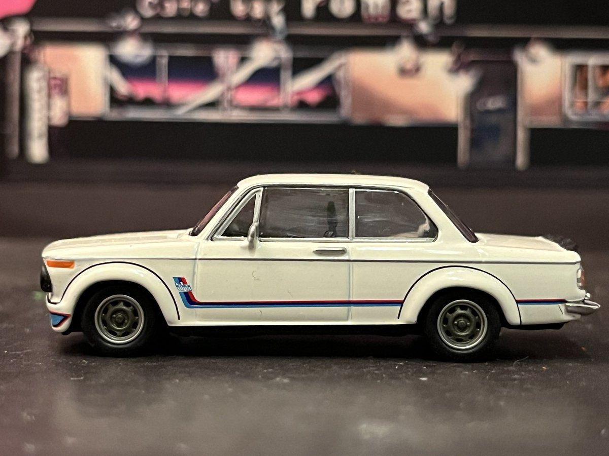onuman_z51's tweet photo. 三段締めのユリコさんのBMW2002TURBO。
高田くんは初めて作ったプラモがこれだそう。
#京商
#西風
#DEADENDSTREET https://t.co/Owd2wkJjn7