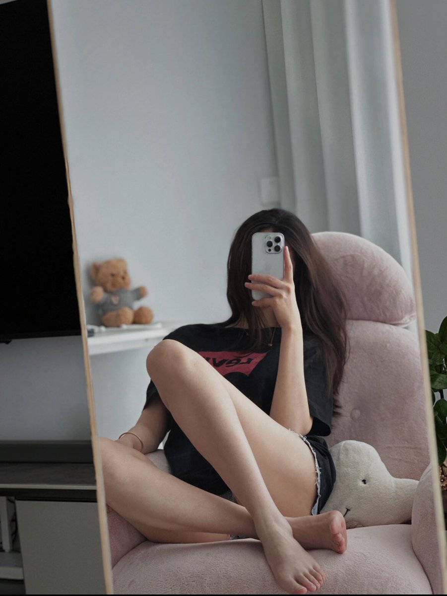 leomazda727's tweet photo. 既然是m就要做到骚贱，要有被侮辱虐臣服的心，无论S怎么骂，你的肉体就是S的玩物，小🐶过来让我踩两脚吧 #足交 #黑丝脚 #恋足 #原味 #黑丝小骚货 #高跟鞋 #踩踏羞辱 #贱狗 https://t.co/hUhqbWJV9F