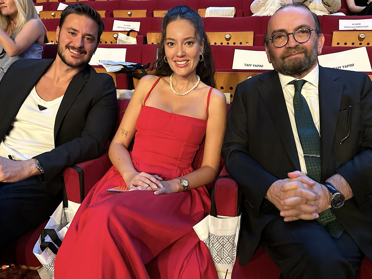 Dün gece Filmsan Dizi ve Sinema Ödülleri töreninde Son Akşam Yemeği'nde üstün bir performansla Latife Hanım'ı canlandıran Pelin Akil ve eşi Anıl Altan'la birlikteydik. Ödül töreninde Son Akşam Yemeği dört farklı kategoride ödüle layık görüldü. Teşekkür ediyoruz. <a href="/cinegenna/">CineGenna</a>