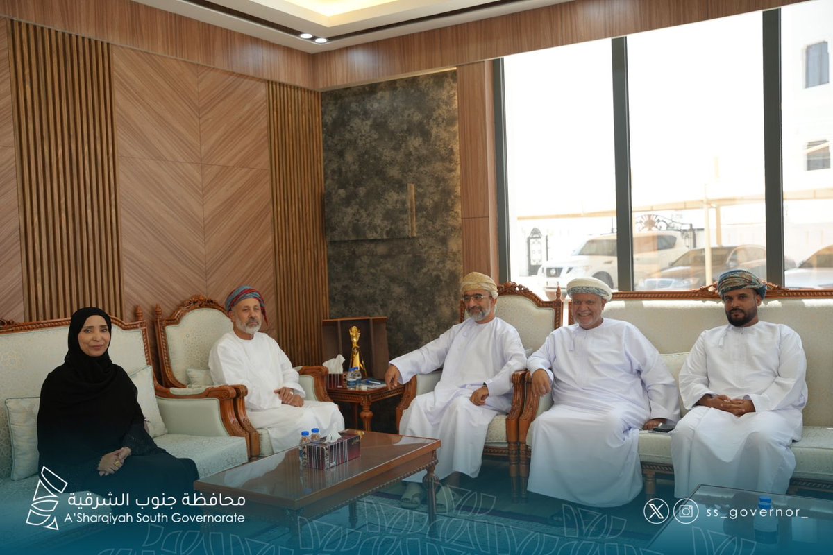 ss_governor_'s tweet photo. استقبل سعادة الدكتور يحيى بن بدر المعولي #محافظ_جنوب_الشرقية المهندس سعيد الصقلاوي رئيس مجلس إدارة الجمعيّة العُمانيّة للكُتّاب والأُدباء، وأعضاء اللجنة

وفي بداية اللقاء رحّب سعادته بالحضور، مؤكداً على أهميّة هذه اللقاءات في عكس عمق التواصل والترابط الأدبي والثقافي بين مختلف المؤسسات وشرائح المجتمع، ومتمنّياً لهم دوام النجاح والتألّق في مسيرة الثقافة والأدب العماني.

وجاء خلال اللقاء استعراض مشاركة ودور الجمعيّة في خدمة المجتمع، والتعرّف على جهودهم ومبادراتهم الثقافية والأدبيّة.
كما تمّ مناقشة جائزة الجمعية العمانية للكُتّاب والأُدباء للإبداع الأدبي لطلبة المدارس.