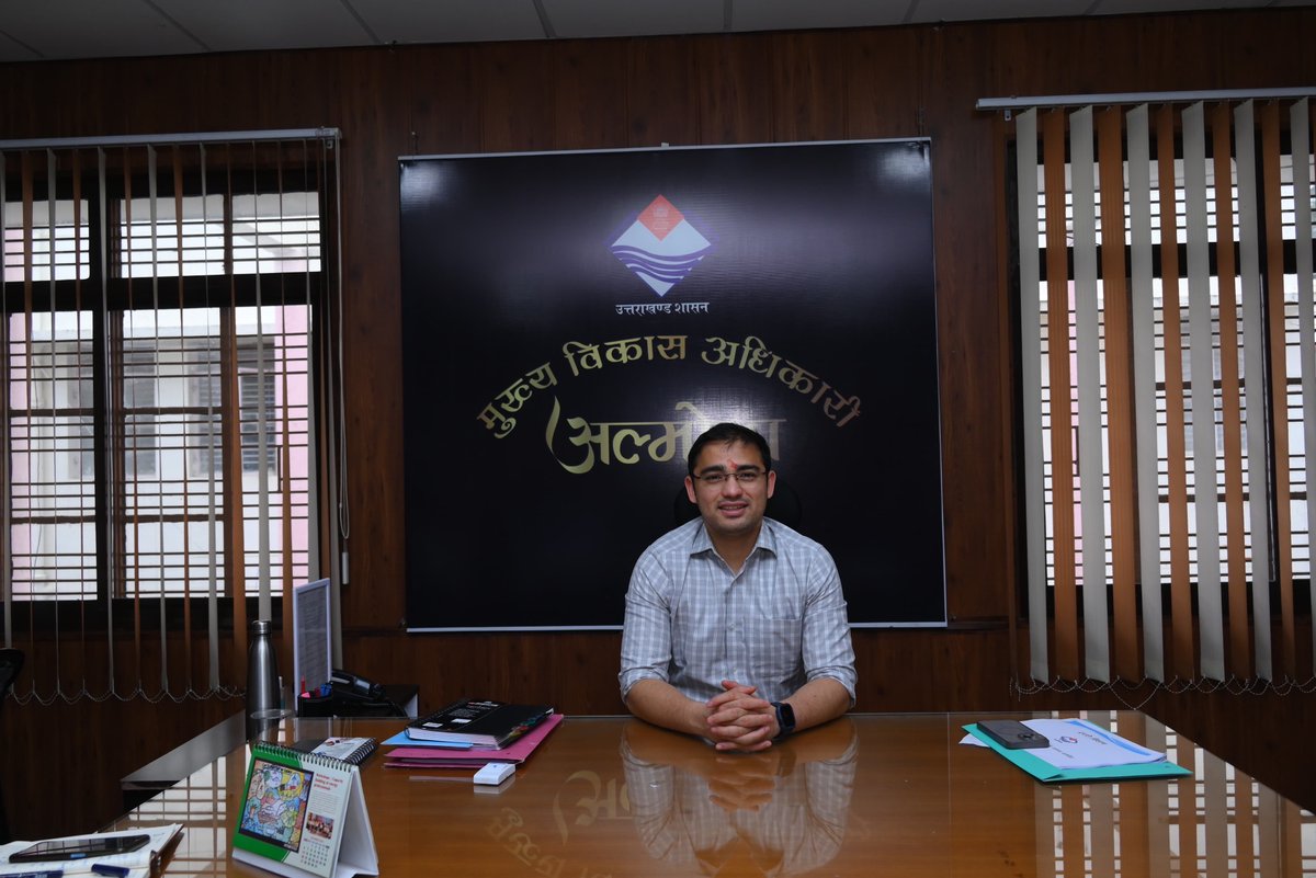CDO_Almora's tweet photo. आज मुख्य विकास अधिकारी श्री दिवेश शाशनी ने अल्मोड़ा विकास भवन पहुंचकर अपना कार्यभार ग्रहण किया। 2020 बैच के आईएएस अधिकारी श्री शाशनी का जिला विकास अधिकारी श्री एस के पंत व अन्य अधिकारियों ने पुष्प गुच्छ भेंट कर गर्मजोशी से स्वागत किया। https://t.co/aCKYM0y0j7