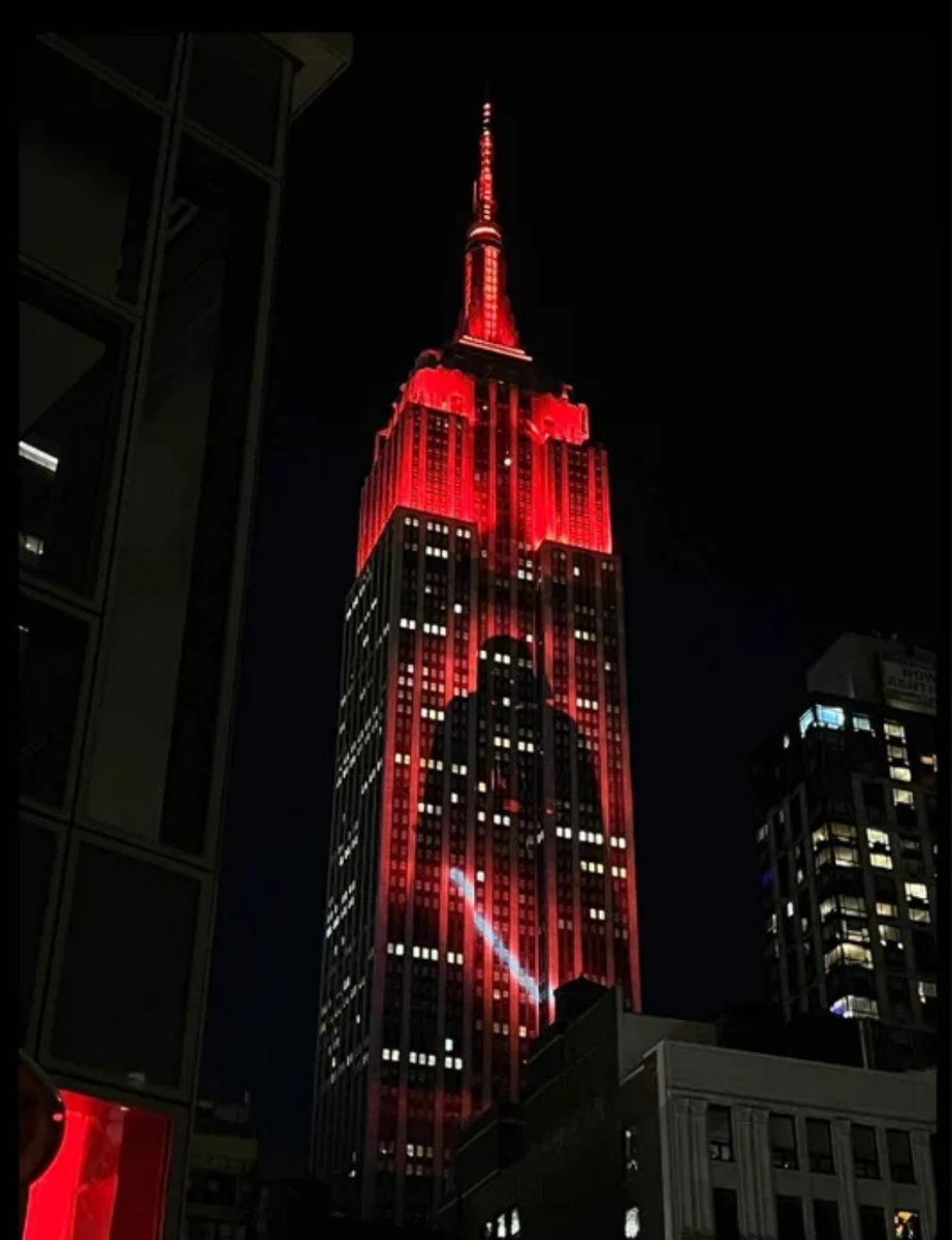 NYC lit up the Empire State Building for James Earl Jones.
#TributeTuesday