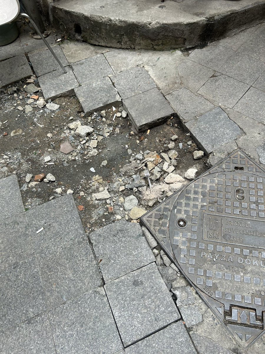 Yarım kalan iş sokaktaki esnafın işini bitiriyor; karolar yerine konmadığı için yerine dolan pislik sinek çekiyor, restoranda sinekten oturmak mümkün değil <a href="/BeyogluBld/">Beyoğlu Belediyesi</a> -dikkatinize Konum: Gönül Sokak