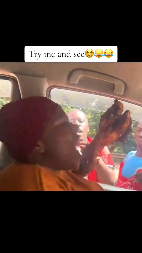 Caltoto1's tweet photo. How to deal with hawkers in this town. Naisha tu 😂
#RosemaryExposed
Batch 5796
Dj Evolve
HAPPENING NOW https://t.co/dteym0L4Ov