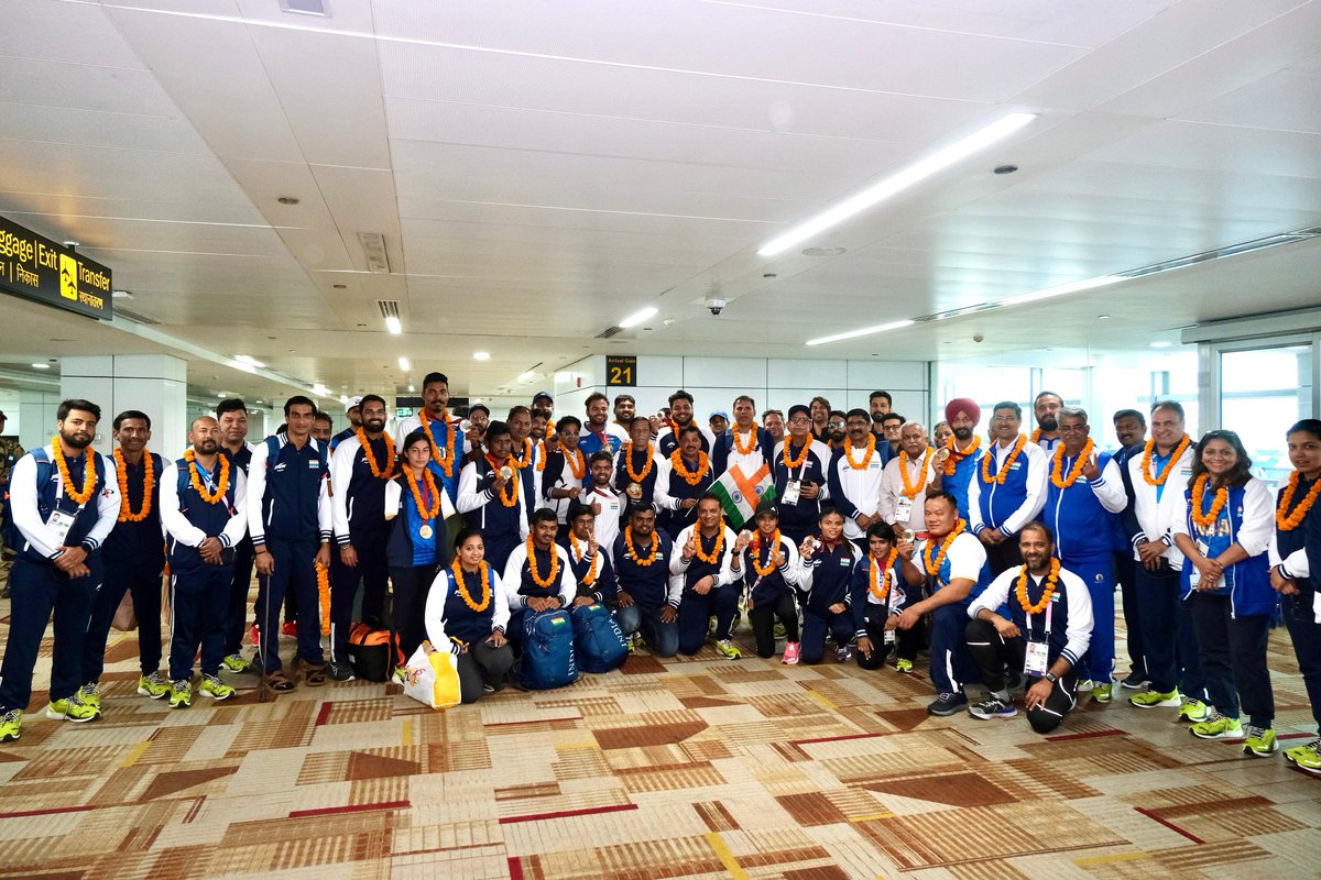Media_SAI's tweet photo. Following our best-ever show at #ParisParalympics2024🇫🇷, our #ParaChampions are back home and were given a Hero's 🦸🏽‍♂️🦸🏽‍♀️ welcome by the officials at the IGI Airport.

Come together to #Cheer4Bharat🇮🇳, let's cheer for #TeamIndia 🥳

@mansukhmandviya @khadseraksha @PCI_IN_Official @IndiaSports @PIB_India @ddsportschannel @akashvanisports