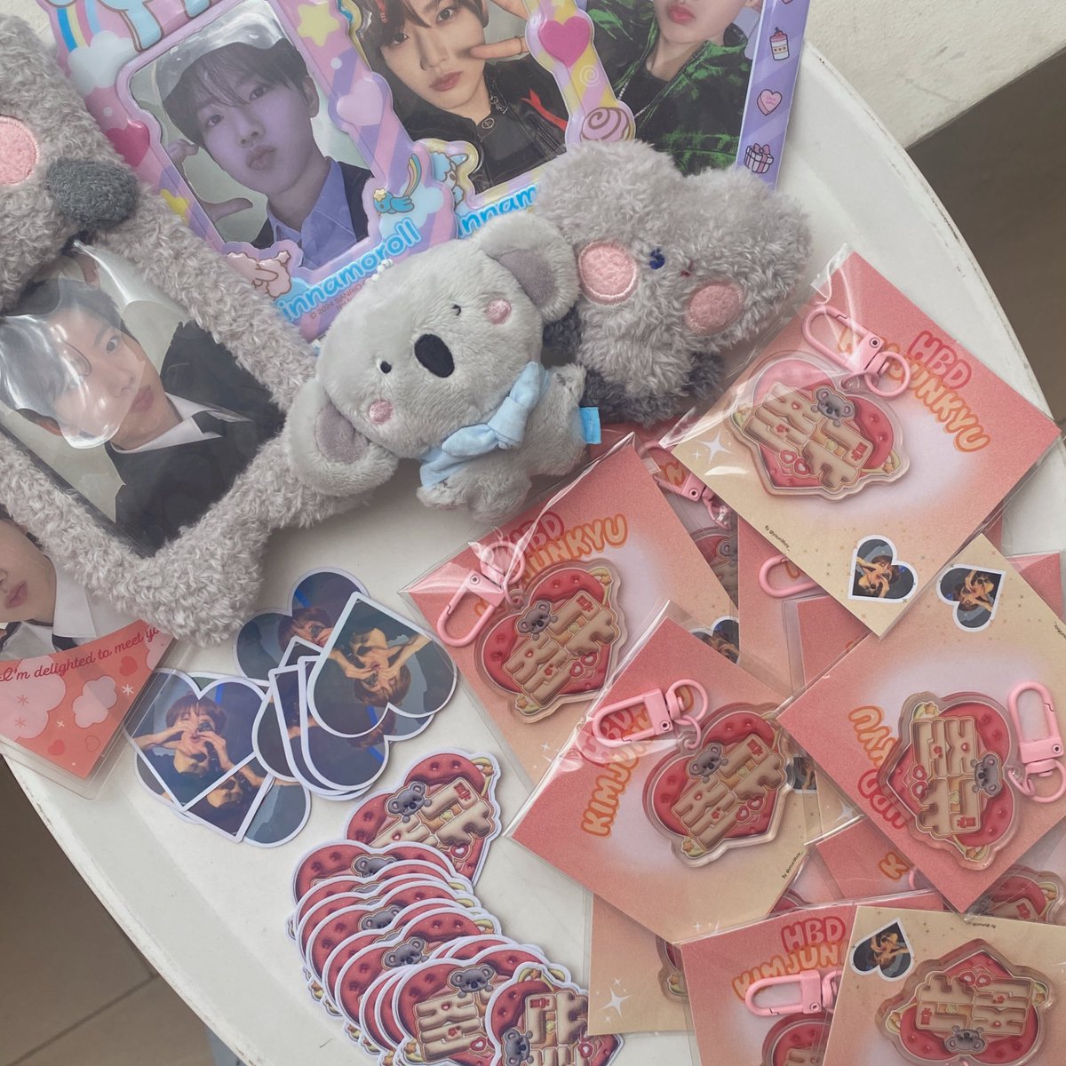 youn9boy_'s tweet photo. Give away for KPOPMASTERZinBANGKOK2024 ( ´͈ ᵕ `͈ )◞♡

ใครไม่ได้รับในวันเกิดน้องจุน เราแบ่งส่วนนี้ไว้แจกหน้าคอนด้วยค่า🫶🏻🥺✨ 

- keychain 1 ea
- sticker 2 ea 
date : 06.10.24 
Time : tba 
แบ่งไว้น้อยมากๆฝากมารับนะคะ 🥰

#KPOPMASTERZinBANGKOK2024 #JUNKYU #TREASURE https://t.co/OLfT4TweSD