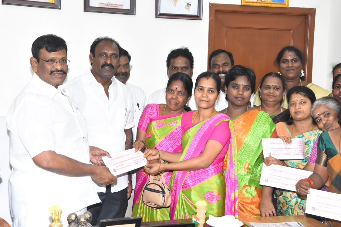Avadi_Nasar's tweet photo. மாண்புமிகு தமிழக முதல்வர், கழக தலைவர் அண்ணன் தளபதி திரு மு க ஸ்டாலின் அவர்கள் ஆணைகிணங்க

இன்று (10/09/2024) காலை 10:15 மணி அளவில், #திருவேற்காடு நகராட்சி அலுவலகத்தில், 

#ஆவடி சட்டமன்ற தொகுதிக்கு உட்பட்ட 10 மகளிர் சுய உதவிக் குழுக்களை சேர்ந்த 110 பேருக்கு ரூபாய் 1 கோடியே 7 இலட்சம் மதிப்பிலான தொழில் கடனுக்கான காசோலைகளை வழங்கிய போது

உடன் நகரமன்ற தலைவர் திரு NEK மூர்த்தி,  ஆணையர் திரு தட்சிணாமூர்த்தி, திரு விமல், திரு A.J பால், வழக்கறிஞர் திரு வினோத், திரு இளங்கோ, திரு சுதாகர், திரு சங்கர்  உள்ளனர்.