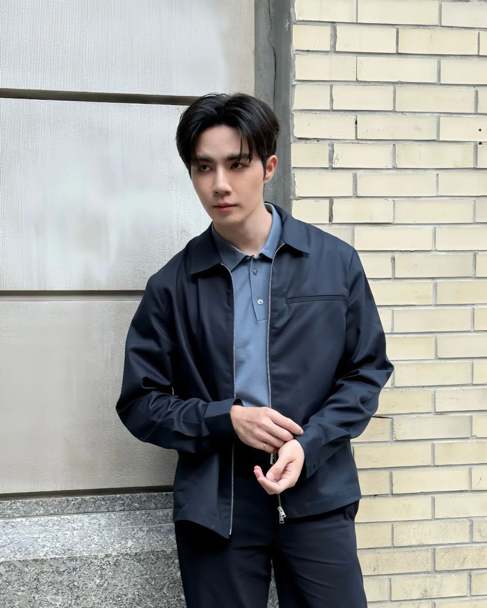 Miradora's tweet image. Gorgeous #ZeePruk in COS 💙
With Nunew&apos;s presents on hands 🫠
#ZEEgotoNYFWwithCOS
#COSNYFWxZeePruk
#COSThailand
#COSAW24