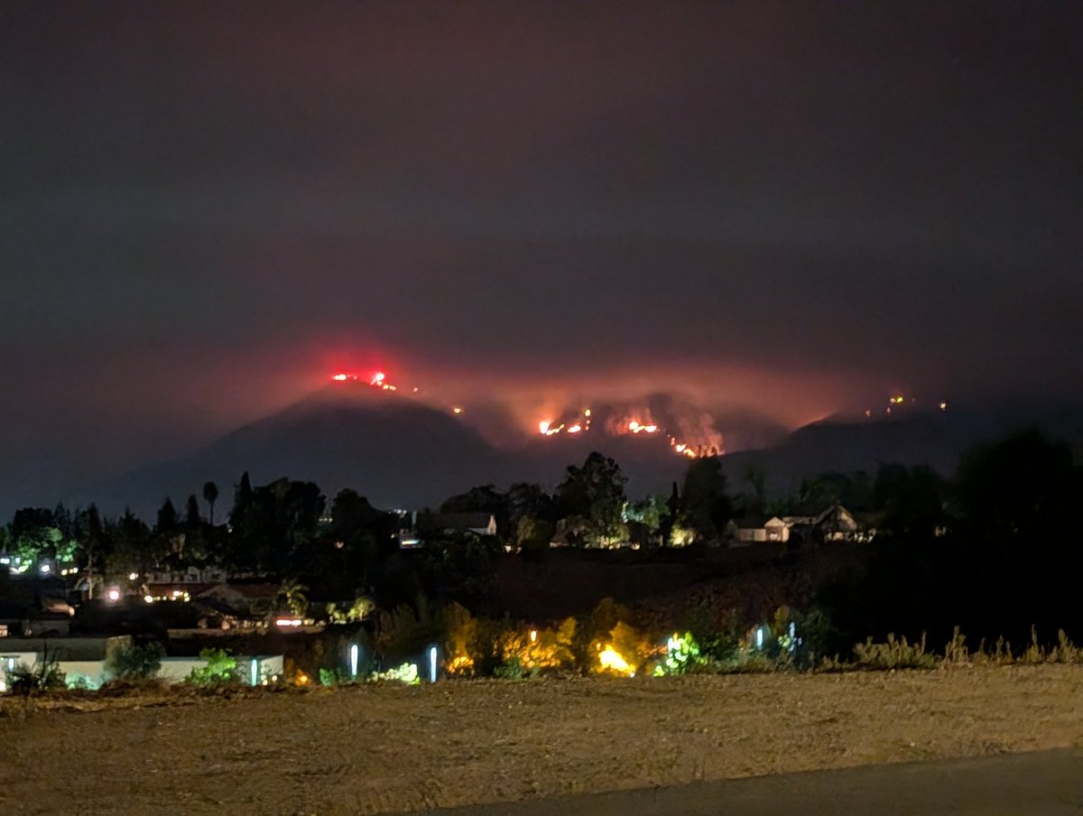badfishgood's tweet photo. Line Fire still lighting up the sky 9/9/24

#LineFire https://t.co/y47vuOLhLE