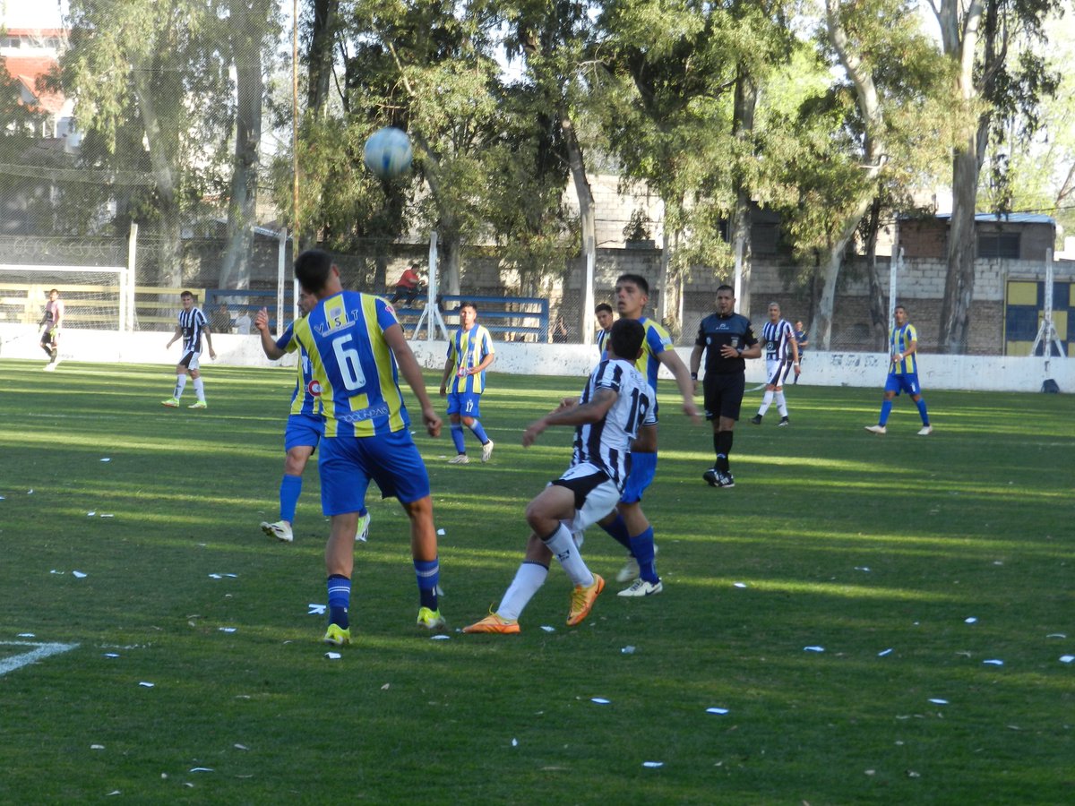 🇦🇷#FederalA. ¡Sin goles en San Luis!

📌 El encuentro jugado en el "Bajo" careció de goles y Juventud repartió puntos con Cipolletti.

JUVENTUD UNIDA U. (San Luis) 0 - CIPOLLETTI 0

📸 Foto: <a href="/leonqn/">Leonardo Sánchez</a> (<a href="/CipoPasionTV/">CIPOPASION.AR</a>).

LINK👇:
ascensodelinterior.com.ar/noticias/33619…