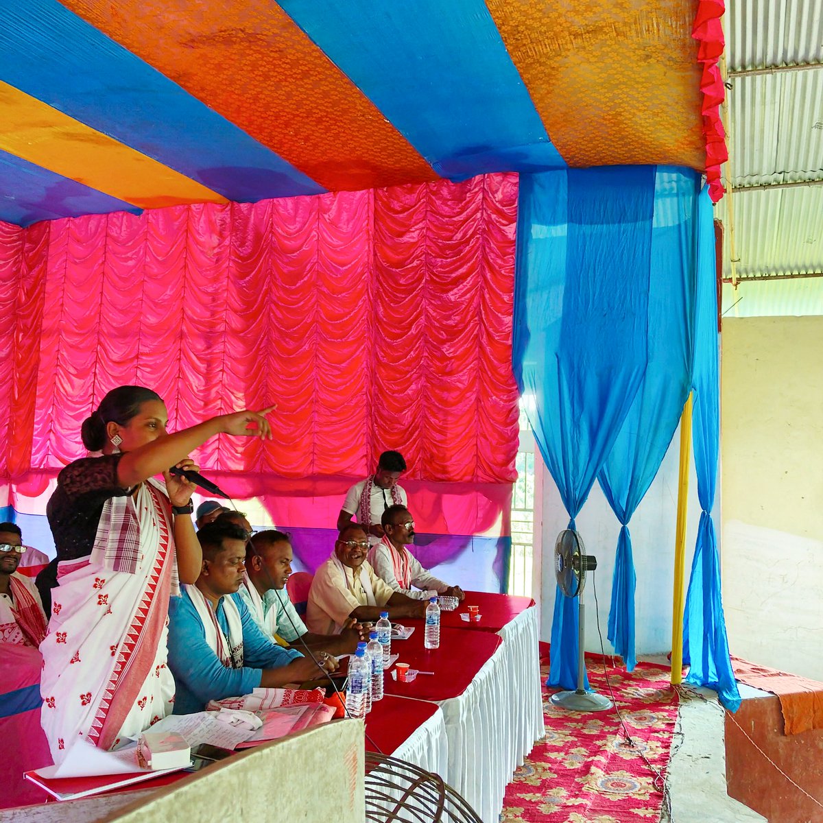 Rishma_Urang's tweet photo. Date: 8 Sep 24
Jorhat District নাগৰিক সভা সভাত মূখ্য অতিথি ৰূপে আদিবাসী কল্যাণ ও উন্নয়ন পৰিষদ'ৰ (Deputy CEM) শ্ৰদ্ধাৰ শ্ৰীযুত পিতাৰ ডাং ডাঙৰীয়া তথা আমন্ত্ৰিত অতিথি ৰূপে সদৌ অসম আদিবাসী মহিলা শক্তি, সমিতিৰ হৈ উপস্থিত থকাৰ ছবি. #rishmaurang #aawpa #pitardang #awdc #jorhat https://t.co/zgC5VfFcMg