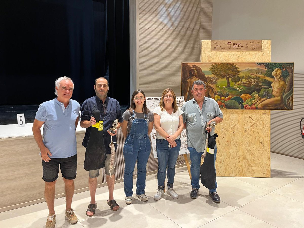 Ahir Cultura i esport van ser presents al 29è campionat de botifarra al Casino de Calaf.
Aquí els guanyadors Brauli Abad i Manel Pérez amb el President de l'entitat, rebent els guardons de la mà de l'Alcaldessa Montse Mases i la Regidora d'esports Laura Soria.