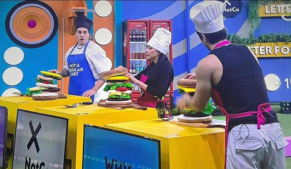 holaasoydory's tweet photo. #NotCo Era reto de Memoria decía en la tarjeta y estos perros copiando la hamburguesa de Karime después de que ya se les había caído para que quedara correcta. 
Chsm 🖕 https://t.co/QlijSkMvcn