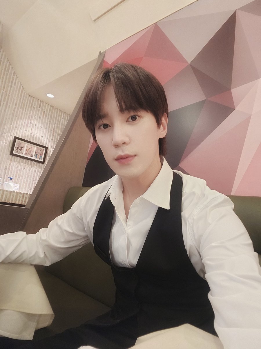 今何しているかな…www
これが終わったら皆さんに会いに行きます！ 
タワーレコード渋谷で7時に会いましょう‼️
昨日も15周年をたくさんお祝いしてくれてありがとう🥰