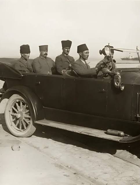 10 Eylül 1922
102 sene önce, bu dakikalarda çekilmiş bir fotoğraf.
Yüzlerde 11 yıl boyunca durmaksızın dövüşmenin yorgunluğu...
Bunun son 3 senesinde bir yandan kendini her taraftan gelebilecek ihanetlere karşı da korumak zorunda olmanın gerginliği...
10 günde kat edilen 400 km