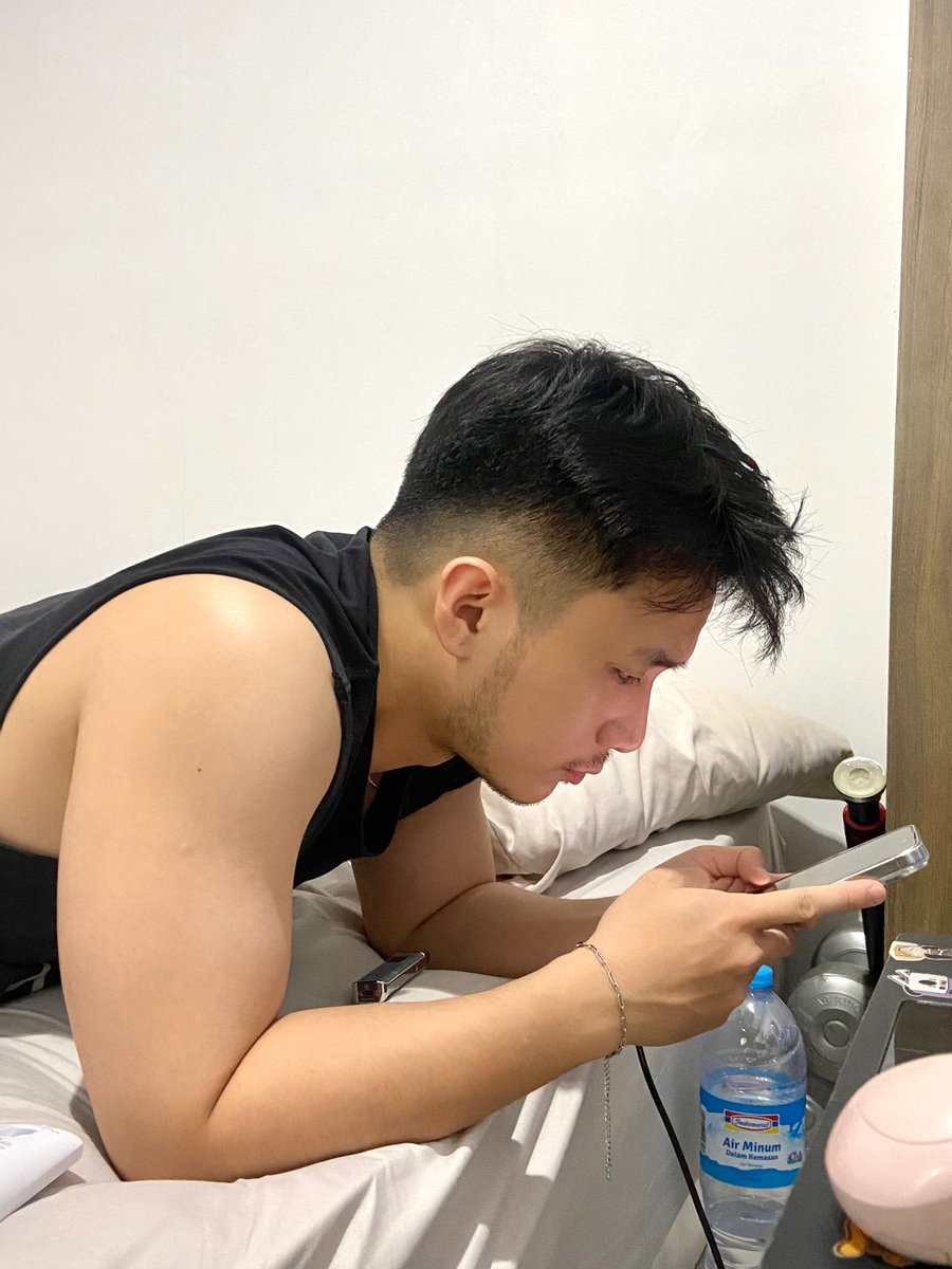 cina_premium's tweet photo. gusy, serius mau nanya.
kalo dari fotoku aja, menurut kalian bau ku kaya gimana? 🤭🫣🤔 https://t.co/JjYo7RMiuT