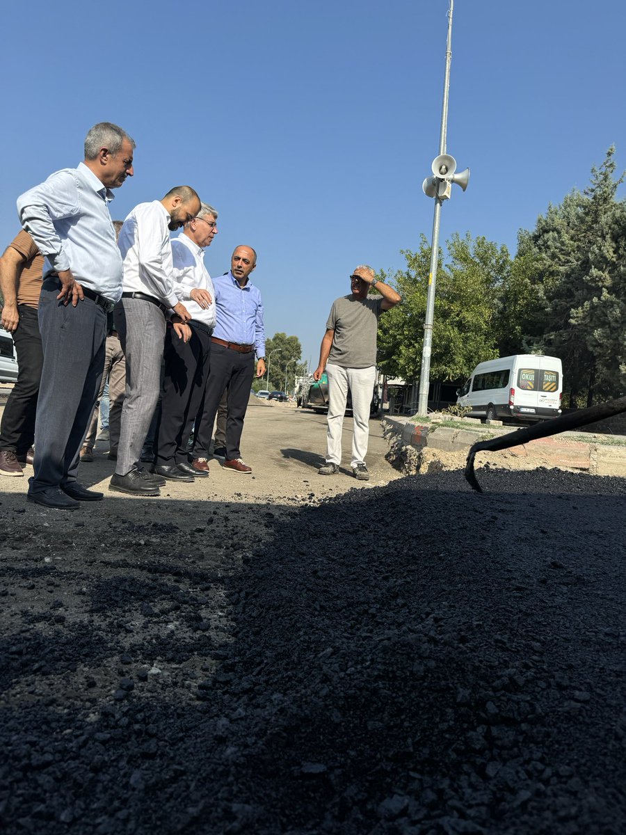 GulsoySeydi's tweet photo. Günaydın Yiğit Osmaniyem❗️❗️❗️ 

Bugünki ilk durağımız Toprakkale

Karayolları Bölge Müdürümüz İlhan Aytekin,İlçe Başkanımız Ahmet Özkan,Belediye Başkanımız Bekirhan Uyutmaz ile birlikte İlçemizde yapımı devam eden yolumuzu yerinde inceledik.

En kısa sürede Toprakkaleli hemşehrilerimizin hizmetine açacağız.