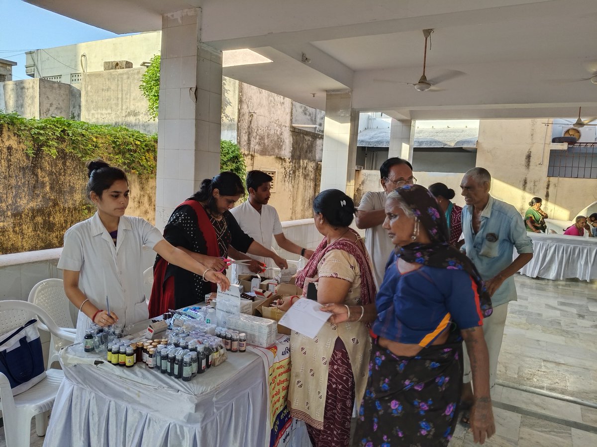 શહેર ના જે વિસ્તારોમાં પાણી ભરાયેલ રહેતા ત્યા ફેલાયેલ પાણીજન્ય રોગોના ઈલાજ માટે તા. ઈન્ડીયન રેડક્રોસ તાલુકા શાખા પોરબંદર તથા પાયોનિયર કલબ પોરબંદરના સંયુક્ત ઉપક્રમે યોજાયેલ નિદાન કેમ્પમાં નિદાન, લેબ પરિક્ષણ તેમજ ફાર્માસિસ્ટ દ્વારા દવા વિતરણ.