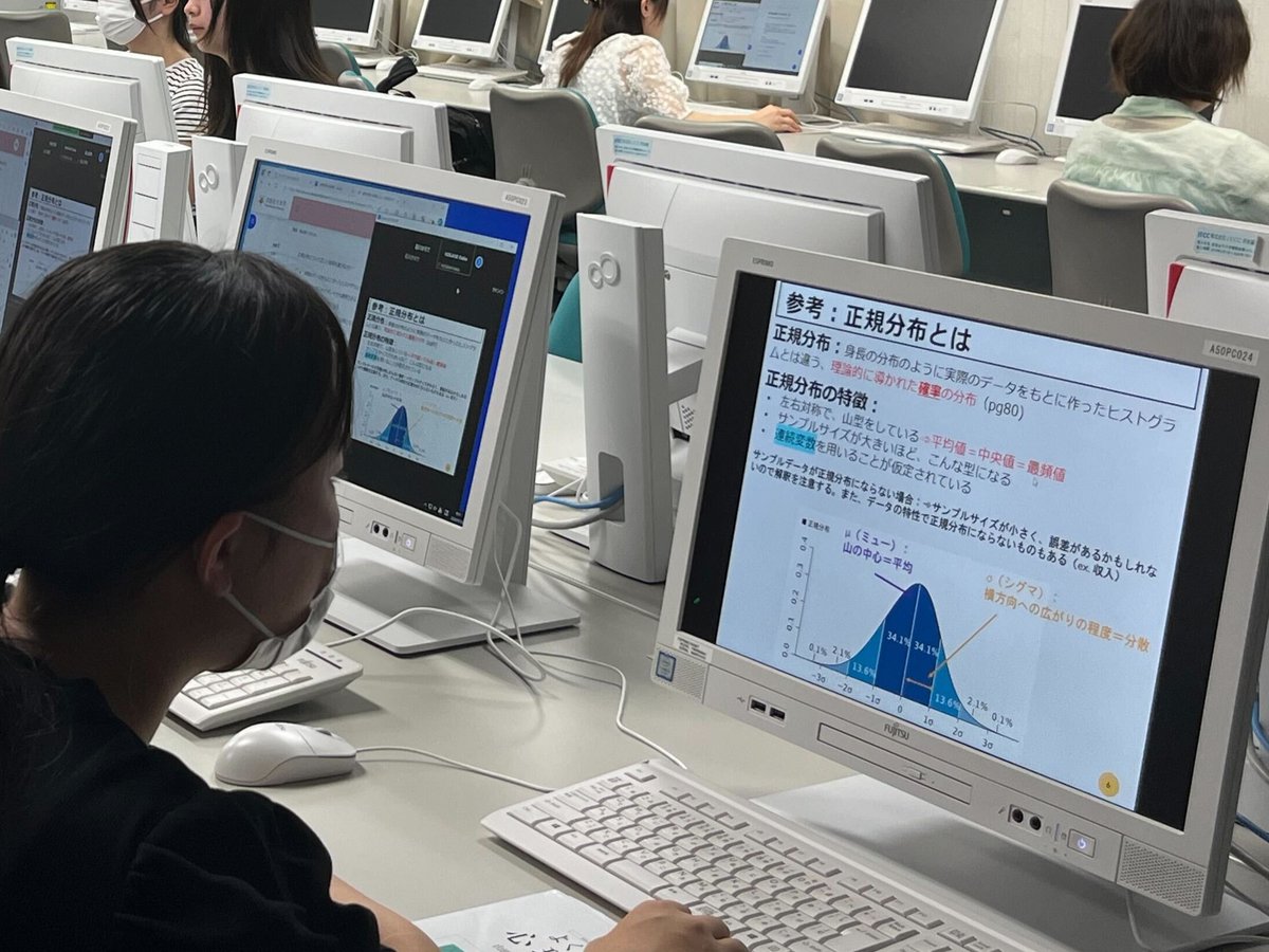 nwulit's tweet photo. 【文学部の日々】「え、これ文学部？」という感じの写真ですが、こうした統計学を学んで使う研究を行うコースがいくつかあります。この写真は、心理学コースの統計法の授業風景です。心理学コースでは、観察や調査、実験などの科学的方法を重視しながら研究を進めています。 https://t.co/td263edXgf
