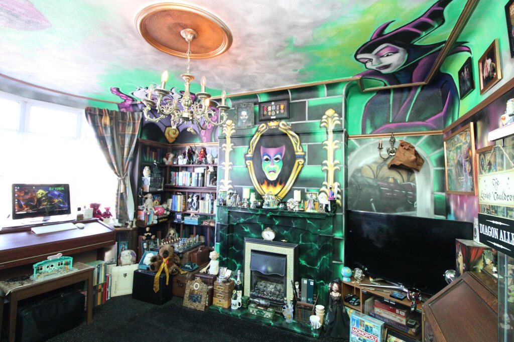 MJRobinsonStruc's tweet photo. I was genuinely unprepared for the pictures of this house on Rightmove. 😂 https://t.co/bnG9r0HYML