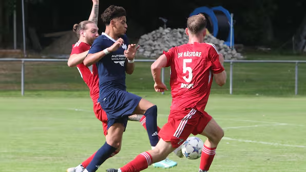 azwazsport's tweet photo. VfB #Fallersleben: Der Derby-Doppelpacker kickte mit einem Star von @bayer04fussball im Spanien-Urlaub.
⚽️➡️https://t.co/qk3YGbgBBn https://t.co/lIubWc5MlV