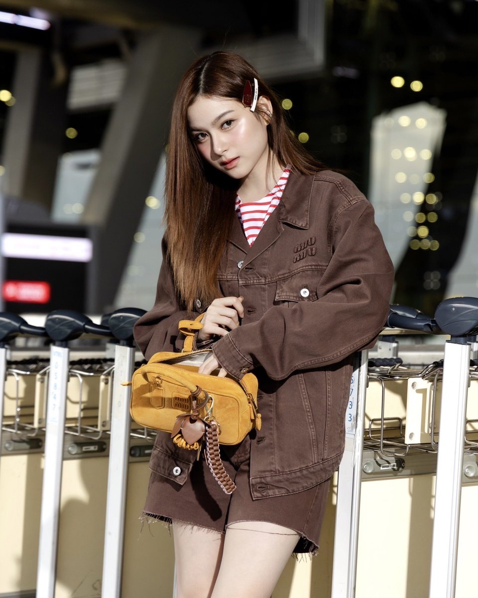 พรีมกำลังเดินทางไปงาน Miu Miu Balmoral Pop-up Opening in Hong Kong อย่าลืมรอติดตามกันน้า แล้วเย็นนี้เจอกันค่า 📷📷

#Miumiu
#MiuBalmoral
#MiuMiuBalmoralxPrim