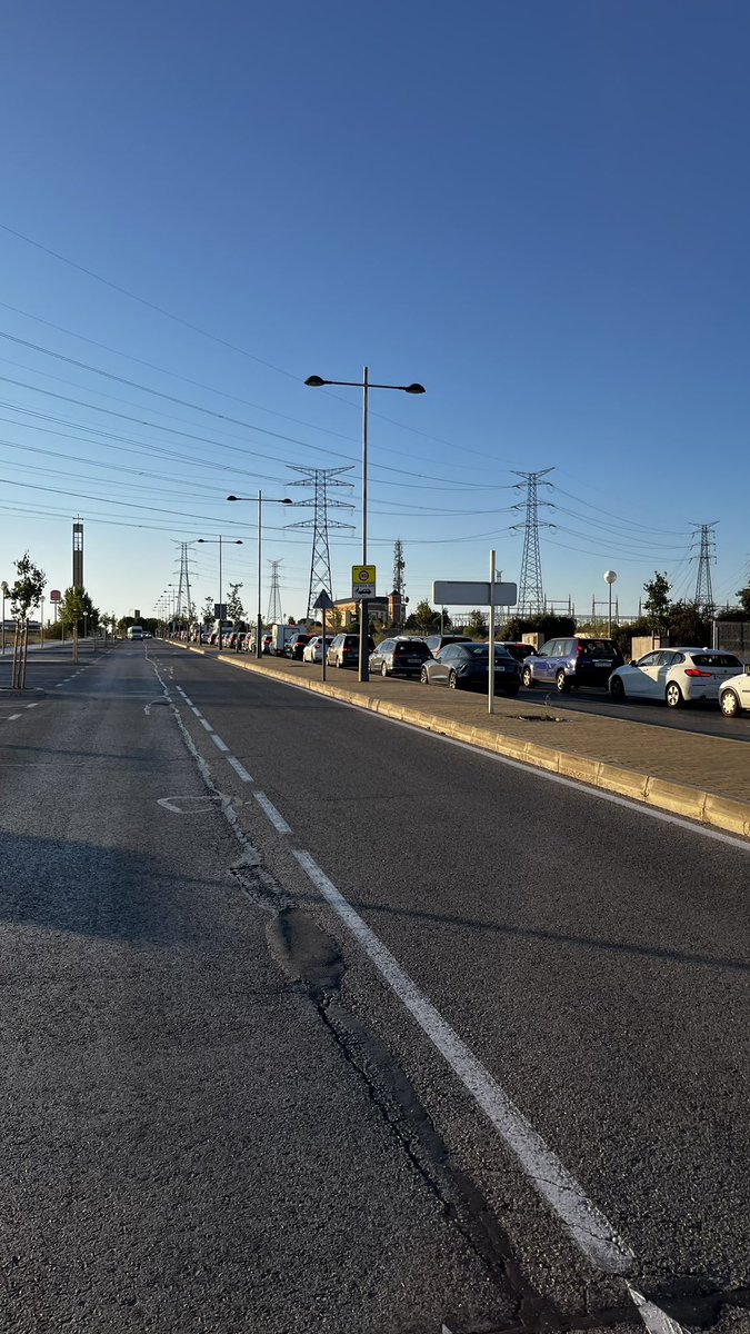 Es curiosa la manera que tiene el <a href="/MajadahondaAyto/">Ayuntamiento de Majadahonda</a> de solucionar los problemas diarios de movilidad en el barrio de #RozaMartin. Se basa en dejar pasar el tiempo, concretamente años, sin hacer nada. Y oye, por lo que sea, los problemas no solo siguen, sino que van a más.