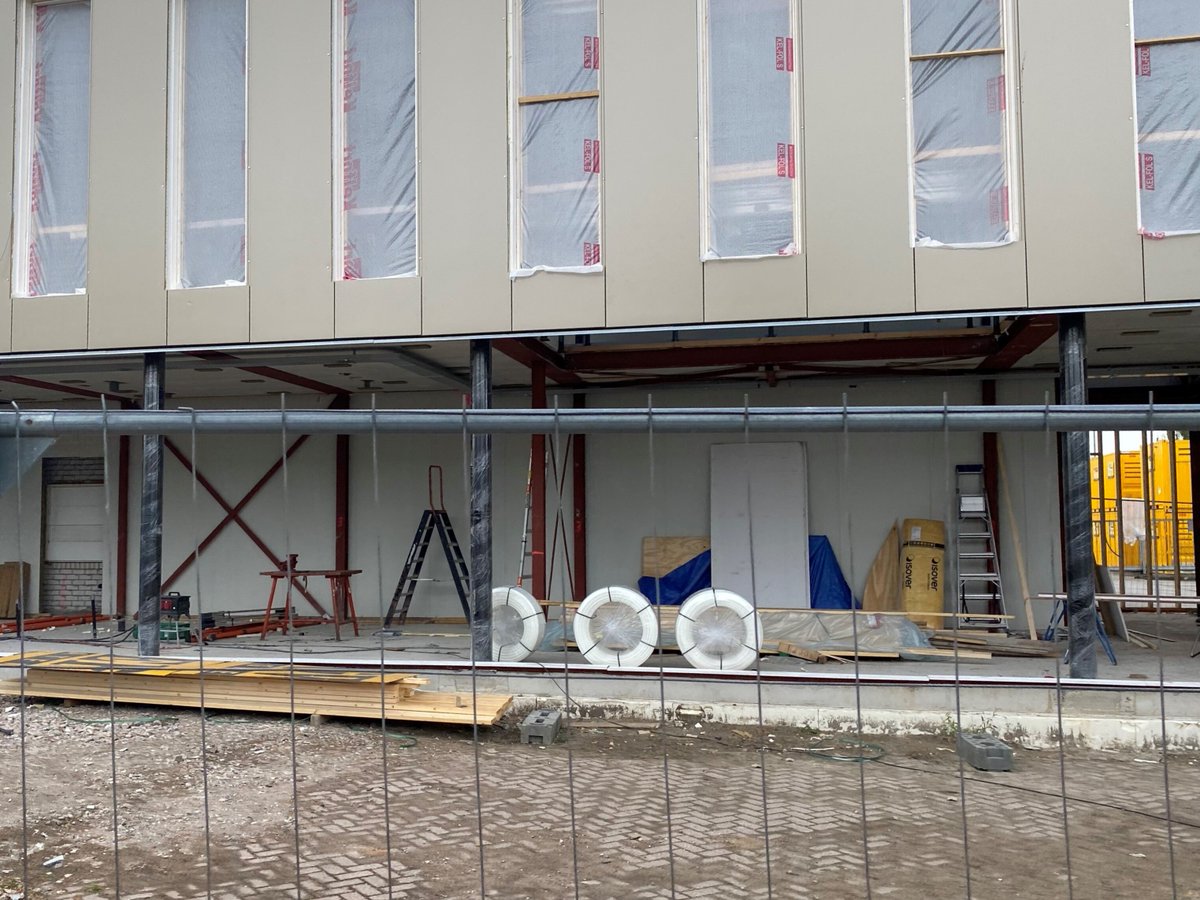 GenpowerBV's tweet photo. Update nieuwbouw
De eerste delen van de gevel zijn geplaatst en dat ziet er fantastisch uit. Ook onze loods en werkplaats hebben een opfrisbeurt gehad. Binnenin wordt er ook hard gewerkt; alle leidingen zijn gelegd voor installatiewerk en de warmtepomp is geplaatst. #nieuwbouw https://t.co/Mwswi1IpbC