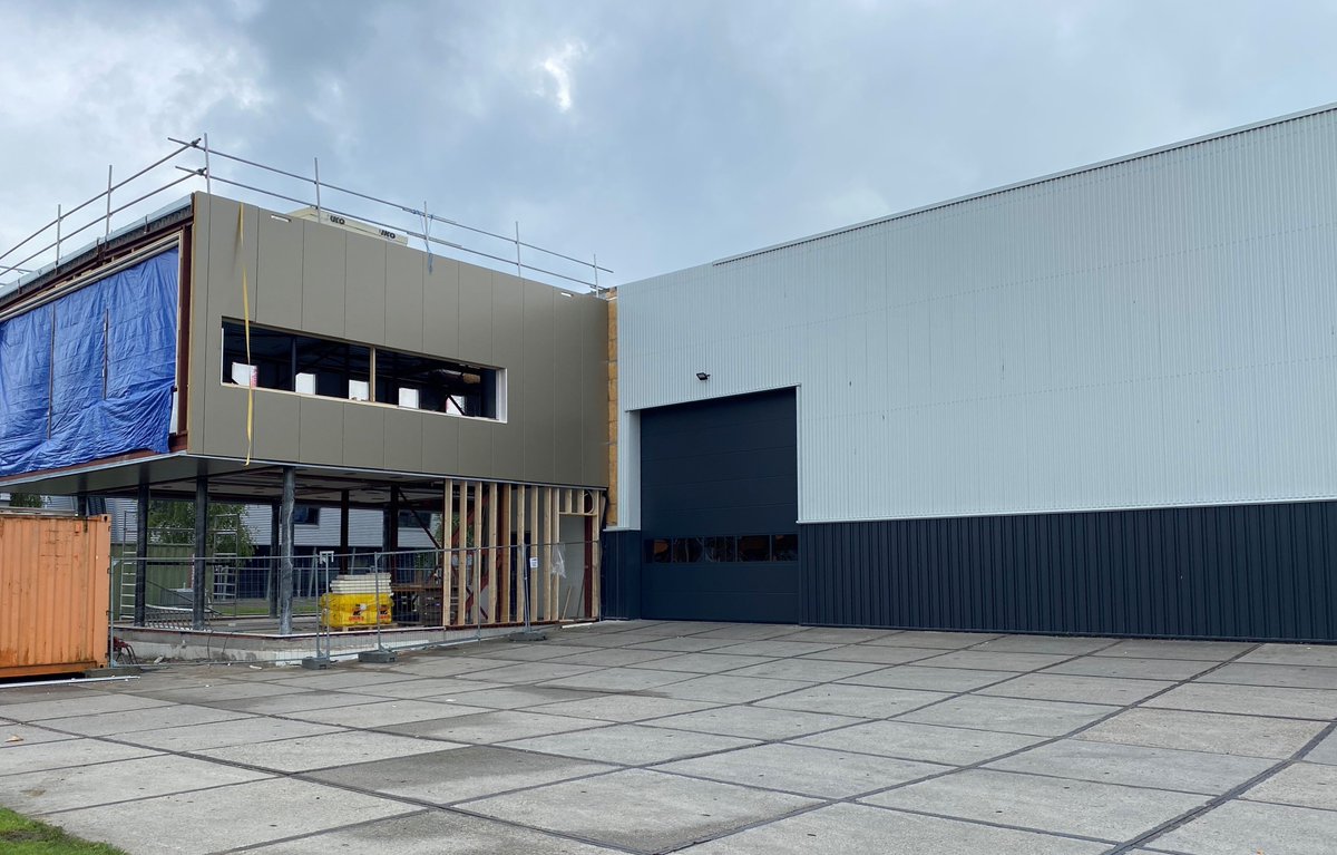 GenpowerBV's tweet photo. Update nieuwbouw
De eerste delen van de gevel zijn geplaatst en dat ziet er fantastisch uit. Ook onze loods en werkplaats hebben een opfrisbeurt gehad. Binnenin wordt er ook hard gewerkt; alle leidingen zijn gelegd voor installatiewerk en de warmtepomp is geplaatst. #nieuwbouw https://t.co/Mwswi1IpbC