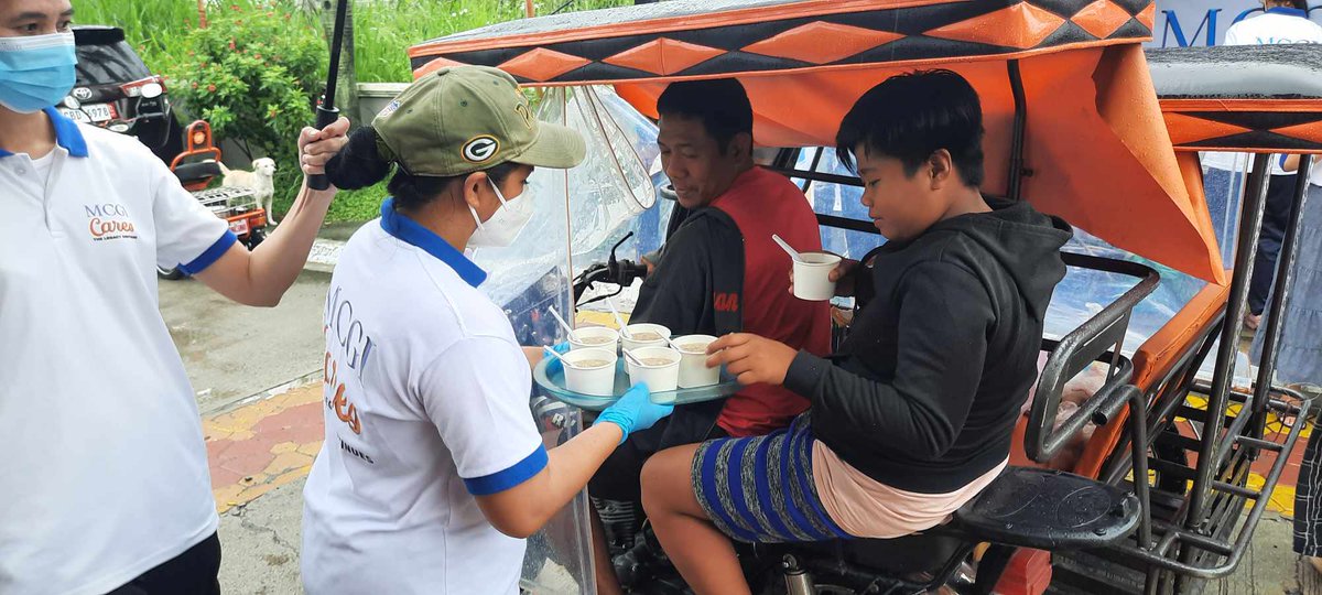 MCGI CARES | Sa kabila ng baha at pag-ulan, masayang namahagi ng mainit na lugaw noong September 6 sa 300 na residenteng apektado ng bagyong #EntengPH sa Highview Hills, Apalit, Pampanga. 

via Jun Habijan

📷: Jerson Aquino

radyolaverdad.com