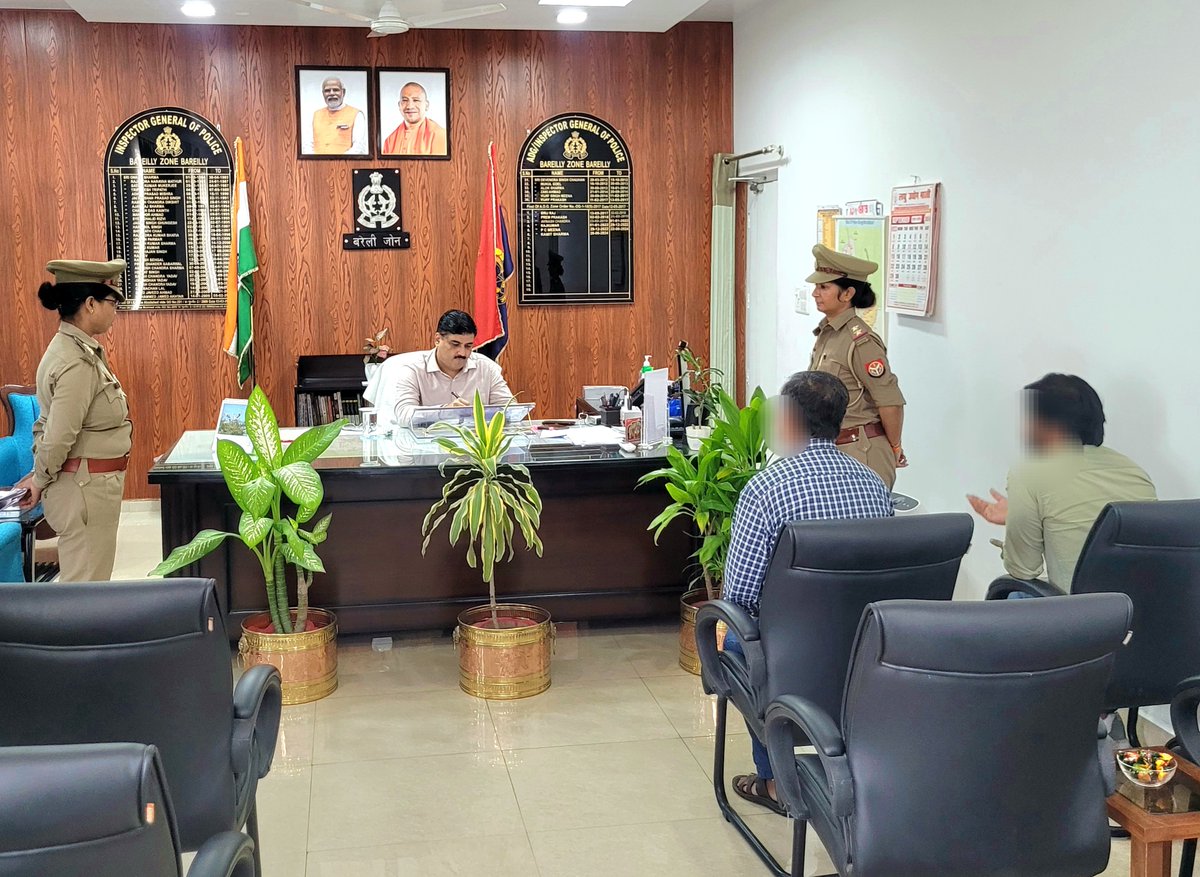 adgzonebareilly's tweet image. 10.09.2024
          अपर पुलिस महानिदेशक, बरेली जोन द्वारा कार्यालय में #जनसुनवाई के दौरान आमजन की समस्याओं को सुनकर उनकी समस्याओं के विधिवत् एवं त्वरित निस्तारण हेतु सम्बन्धित को निर्देशित किया गया। #UPPolice