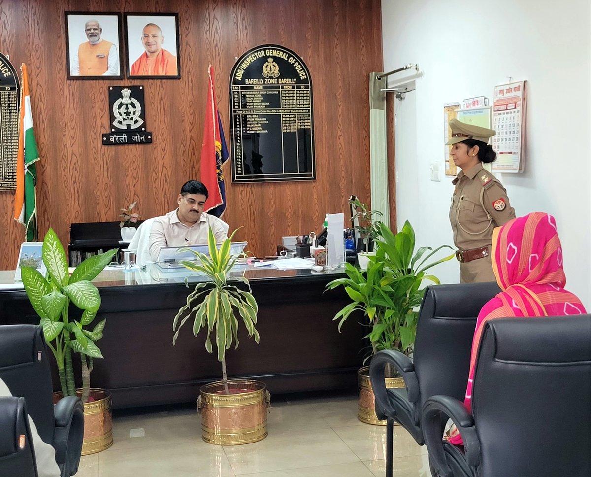 adgzonebareilly's tweet image. 10.09.2024
          अपर पुलिस महानिदेशक, बरेली जोन द्वारा कार्यालय में #जनसुनवाई के दौरान आमजन की समस्याओं को सुनकर उनकी समस्याओं के विधिवत् एवं त्वरित निस्तारण हेतु सम्बन्धित को निर्देशित किया गया। #UPPolice