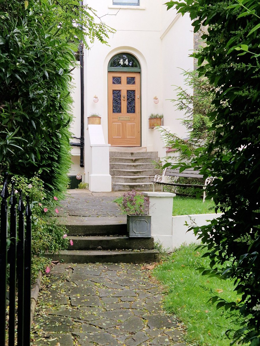VinnieSull1van's tweet photo. For the love of doors, #Rochester, #Kent 🚪 https://t.co/Okneznp4qj