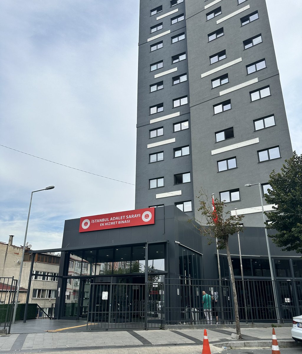 AvAykutBayrakci's tweet photo. Dünyanın en adliye olmayacak binasını adliye yapmışlar. Asansör yetersizliğinden dolayı 14. kattaki duruşma salonuna yürüyerek çıkmak zorunda kalıyorsunuz. Otopark da yok. Kuştepe içinde güvenilir olmayan otoparklara anahtar bırakıyorsunuz. Yaptım oldu ülkesi olduk iyice! https://t.co/dMfCmpGLwB