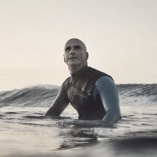 Anoche dejé a mi madre (87 años) viendo la tele en el comedor y yo me pillé la tablet para ver el estreno de #LaRevuelta
Al cabo de una hora viene a la cocina y me suelta: “Que bonita la historia del surfista ciego”. 
Y ahí pensé… BOOOOM!
