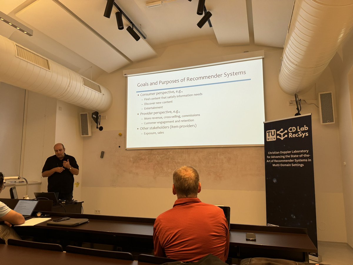 Dietmar Jannach opens day two of the #CollaboratingWithAI workshop <a href="/tu_wien/">TU Wien</a> with a deeper look into “Understanding Longitudinal Effects of Recommender Systems.” #CDLRecSys