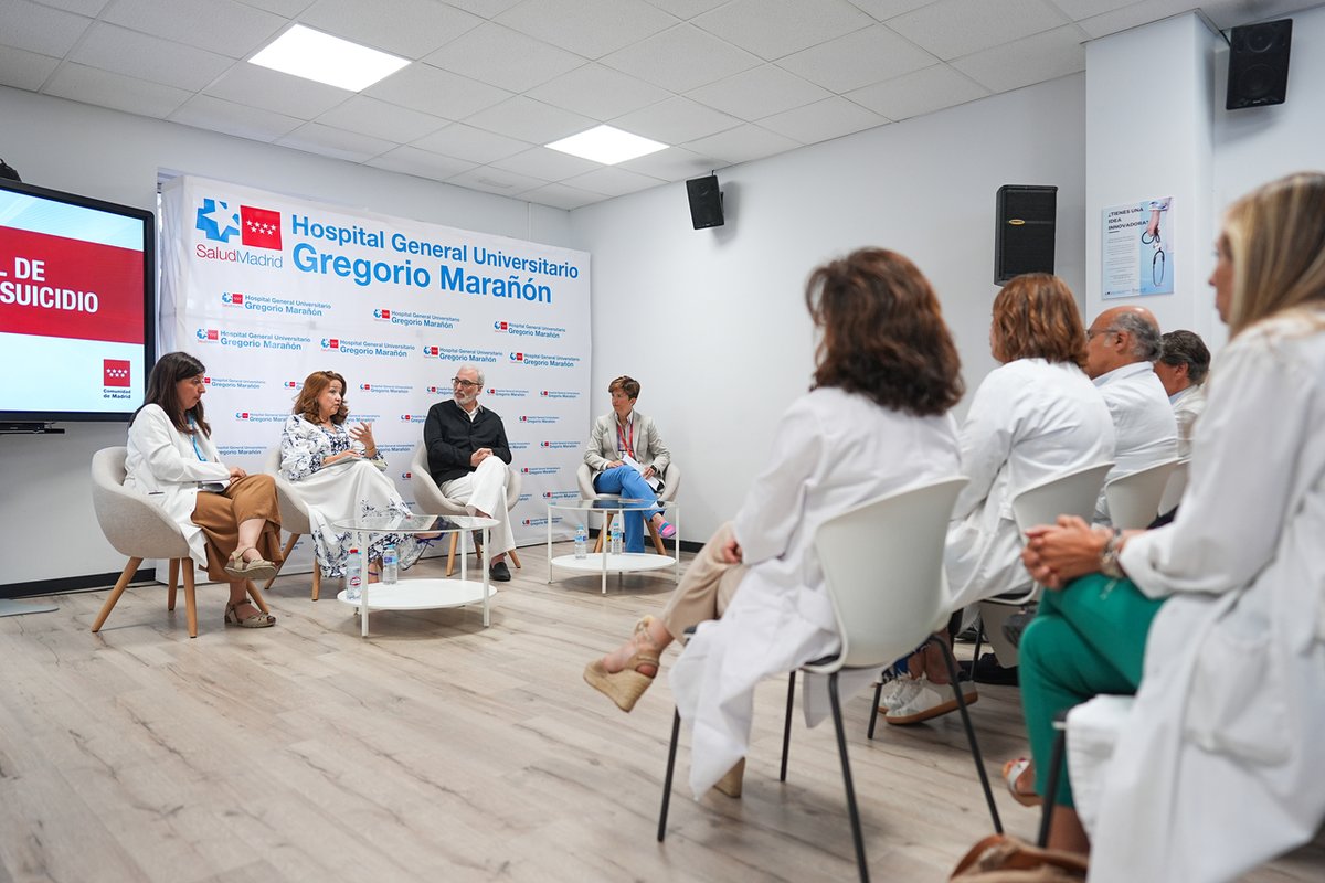 SaludMadrid's tweet photo. 🏥 La @ComunidadMadrid mejorará el seguimiento de pacientes en riesgo de suicidio. 

👉 La consejera Matute mantiene un encuentro junto a expertos de salud mental y supervivientes de suicidio, con motivo del Día Mundial.

+Info: https://t.co/OdI8hG0vcP https://t.co/Hu1lwQMKwn