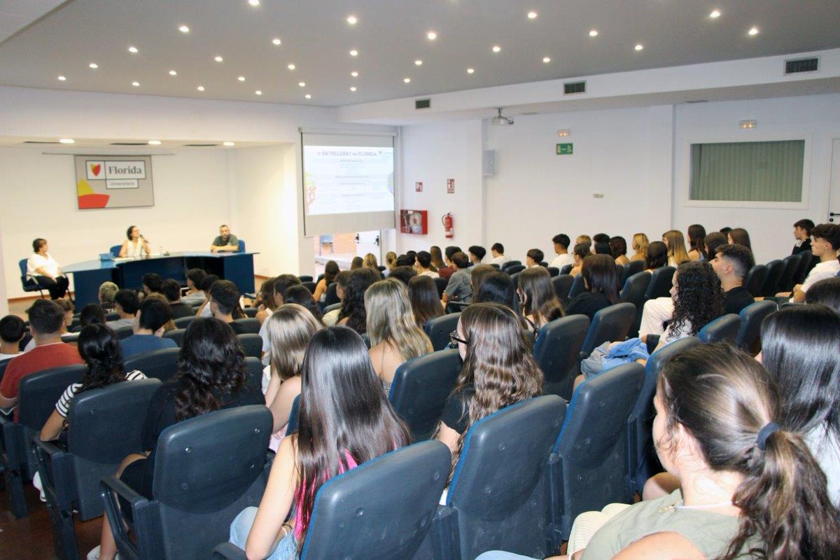 FloridaSec's tweet photo. Celebrem la benvinguda a l'alumnat de 1r de batxillerat, que entra en una nova etapa amb il.lusió i noves metes 💪🏽  #FloridaSecundària https://t.co/ZiJnQdrwEF