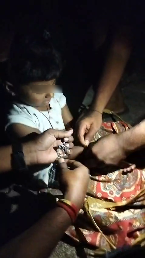 HateDetectors's tweet photo. In #Karnataka's #Ramanagara, a man was caught by a group of youths and handed over to the police for allegedly kidnapping his neighbour’s six-year-old daughter and demanding a ransom to clear his debts. The arrested has been identified as #Darshan, a resident of #ManjunathNagar in the town.
Darshan had allegedly kidnapped the girl child when she was playing in front of her house on Sunday evening, called her father Santhosh and had demanded Rs 2 lakh for her release. The child was found lying on the ground with her mouth, hands and legs bound with duct tape in the same locality.
On finding the child missing, the parents called the police and also informed the local youths who had installed a #GaneshaPandal close by. Upon searching, the child was found near a cement godown and handed over to the parents. The alleged kidnapper was thrashed and handed over to the police.
Darshan, a painter, had moved in to the locality with his mother and younger sister only two months ago. Neck deep in debts, he hatched the kidnap plan, it is alleged.