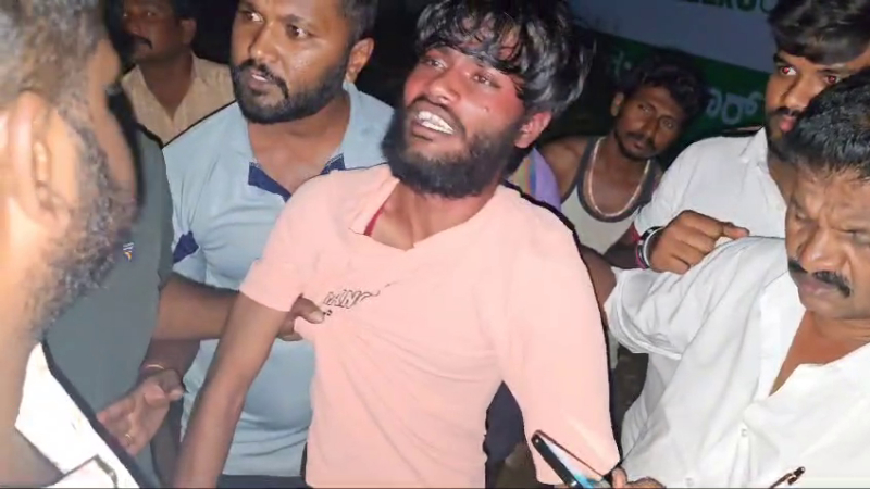HateDetectors's tweet photo. In #Karnataka's #Ramanagara, a man was caught by a group of youths and handed over to the police for allegedly kidnapping his neighbour’s six-year-old daughter and demanding a ransom to clear his debts. The arrested has been identified as #Darshan, a resident of #ManjunathNagar in the town.
Darshan had allegedly kidnapped the girl child when she was playing in front of her house on Sunday evening, called her father Santhosh and had demanded Rs 2 lakh for her release. The child was found lying on the ground with her mouth, hands and legs bound with duct tape in the same locality.
On finding the child missing, the parents called the police and also informed the local youths who had installed a #GaneshaPandal close by. Upon searching, the child was found near a cement godown and handed over to the parents. The alleged kidnapper was thrashed and handed over to the police.
Darshan, a painter, had moved in to the locality with his mother and younger sister only two months ago. Neck deep in debts, he hatched the kidnap plan, it is alleged.