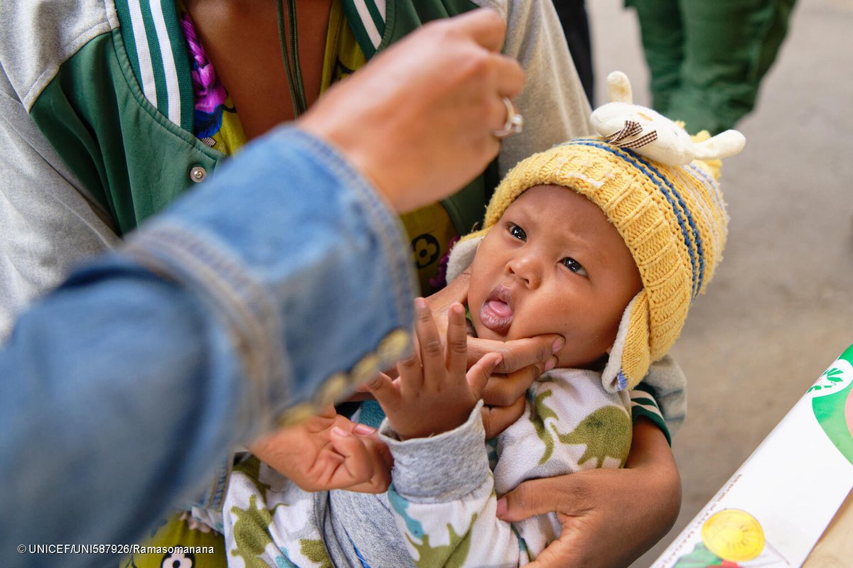 UNICEFMada's tweet photo. 👨‍👩‍👧‍👦Parents, vaccinating children is essential to protect them against many diseases. 

💦Vaccines are free at local health centers, even in remote areas. For health concerns, visit a nearby center for professional care.

#Vaccineswork #Foreverychildhealth https://t.co/3JrMFL64ze