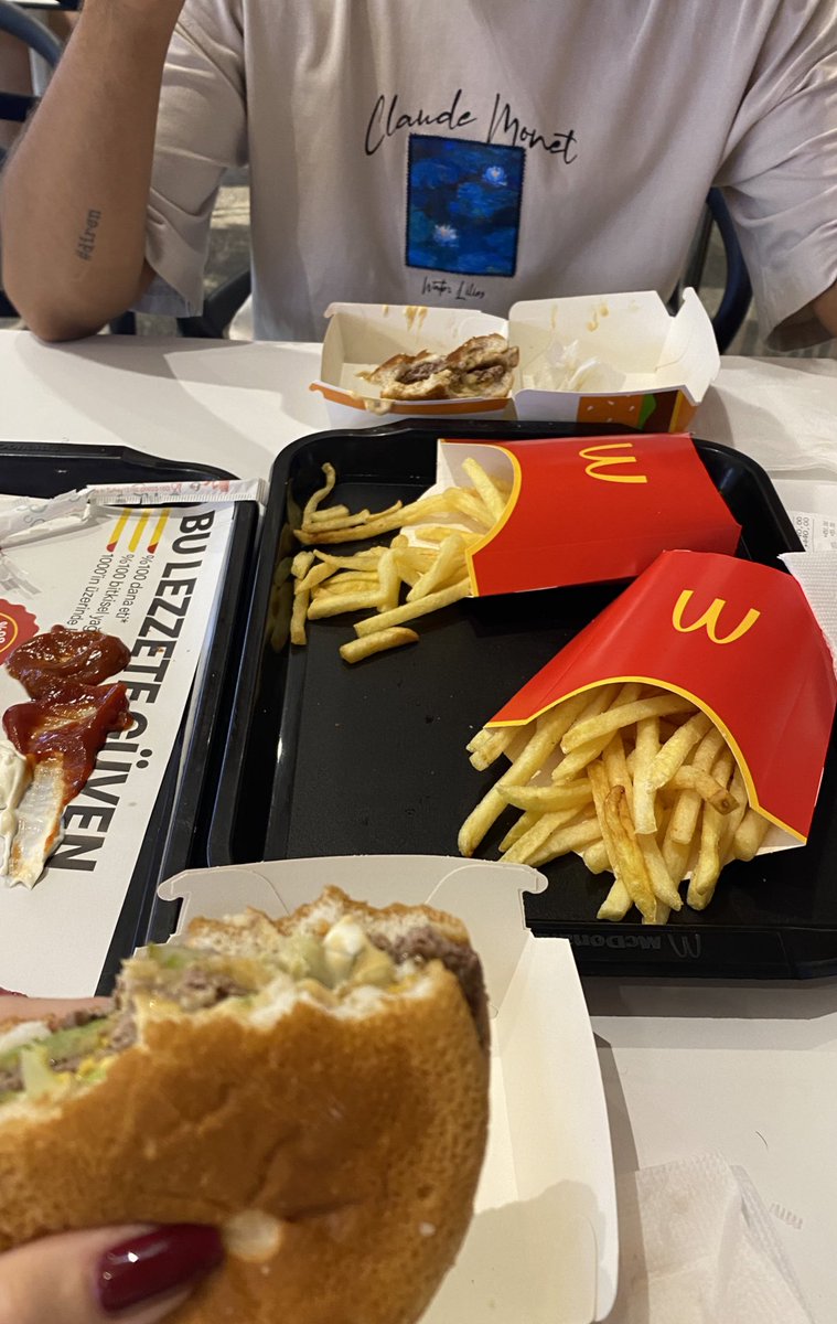 bensuuoz's tweet photo. Bana gelinlik aldı ben de ona hamburger ısmarladım https://t.co/VWugrMM7OY