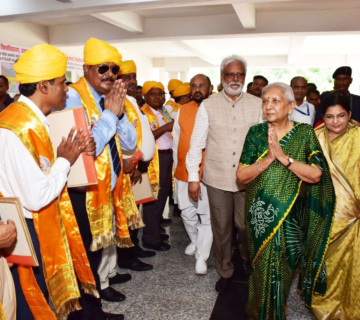 YogendraUpadhy's tweet photo. प्रो. राजेंद्र सिंह (रज्जू भैया) विश्वविद्यालय, प्रयागराज के सप्तम #दीक्षांत_समारोह के मंच पर पहुंचने से पूर्व परंपरागत शोभायात्रा में जाते हुए।
#NarendraModi #AnandibenPatel #MYogiAdityanath #Yogendraupadhyay #BJP4IND #BJP4UP #BJPGovernment #UttarPradesh #prayagraj #Dikshant https://t.co/IlpD1eMtX1