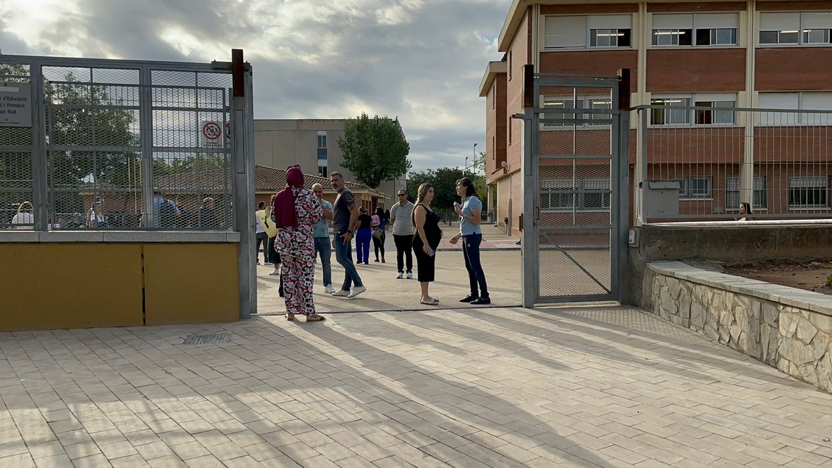 Aj_Sabadell's tweet photo. #ARA ➡️ Roda de premsa sobre l'inici del curs escolar 📚✨ amb la presència de @socmartafarres, alcaldessa de Sabadell, i @MRoblesFdez, regidor d'Educació
📍Escola Can Rull
#SabadellEduca #IniciCursSabadell #ElsDinersAlsCarrers https://t.co/rIuZctKbH9