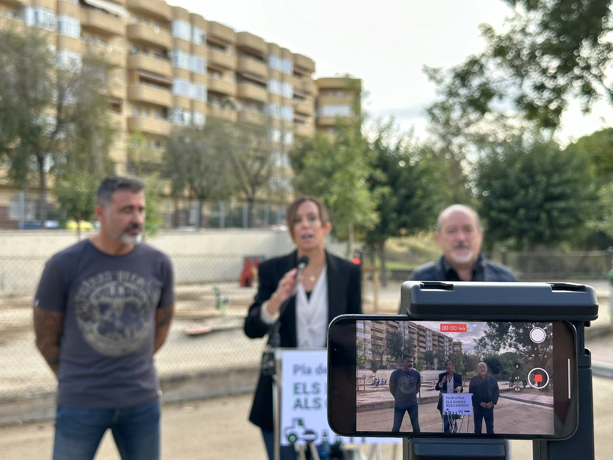 Aj_Sabadell's tweet photo. #ARA ➡️ Roda de premsa sobre l'inici del curs escolar 📚✨ amb la presència de @socmartafarres, alcaldessa de Sabadell, i @MRoblesFdez, regidor d'Educació
📍Escola Can Rull
#SabadellEduca #IniciCursSabadell #ElsDinersAlsCarrers https://t.co/rIuZctKbH9