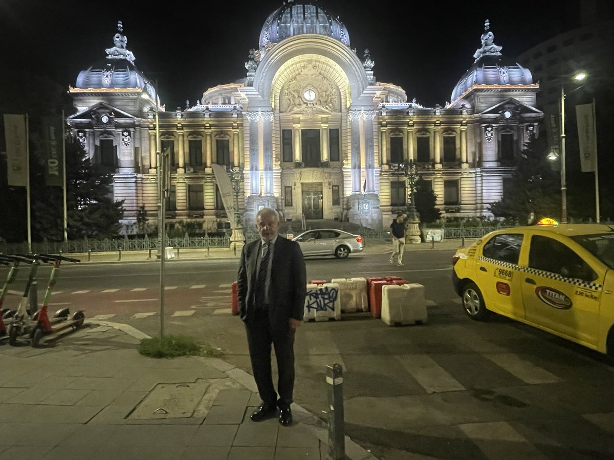Bükreş Şiir Festivali değişik etkinliklerle sürüyor!
Dünkü Romanya Akademisindeki açılış ve sunumlardan sonra akşam 18.00 de başlayan ve Romanya Kültür Bakanı Raluca Turcan‘ında katıldığı gecede değişik şairlerin yorumlarını dinledik.. Festival Direktörü Mr. Ioan Cristescu ile.