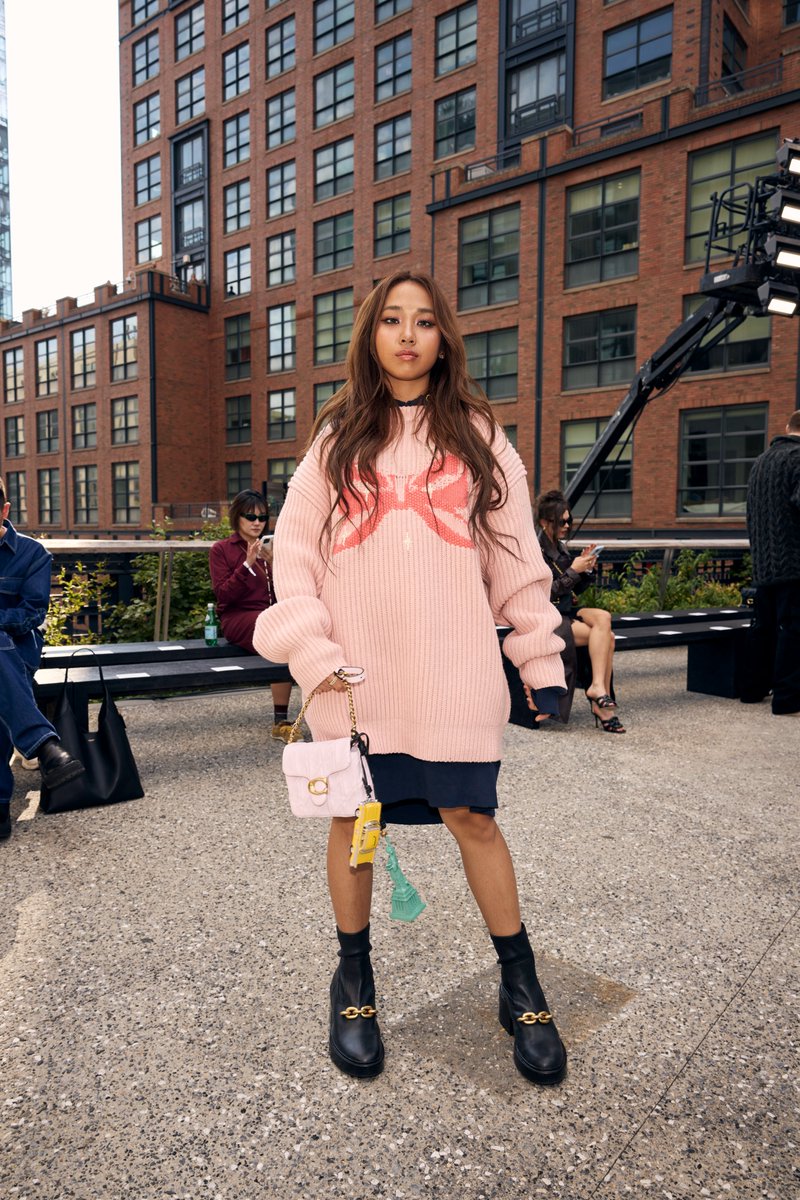 เก็บตกฟร้อนท์โรว์ลุคของ #นนนกรภัทร์ และ #มิลลิ ไปร่วมชมโชว์ Coach Spring 2025 ที่นิวยอร์ก เมื่อช่วงเช้าที่ผ่านมา เตรียมชมคอนเทนต์สุด Exclusive ของเขาทั้งคู่กับ Mint ได้เร็วๆ นี้ กดติดตามรอไว้เลย! 💚

#MILLI
#mynameisnanon
#nanon_korapat
#CoachNY
#CoachNYFWxNanon
#MintMagTH
