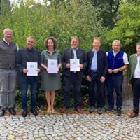 „Jeder kann in seinem Bereich etwas tun“: Auszeichnung „Umwelt- und Klimapakt Bayern“ für Hotel Reinerhof, schambeck group und Kaminkehrermeister Martin Gruber landkreis-straubing-bogen.de/buergerservice…