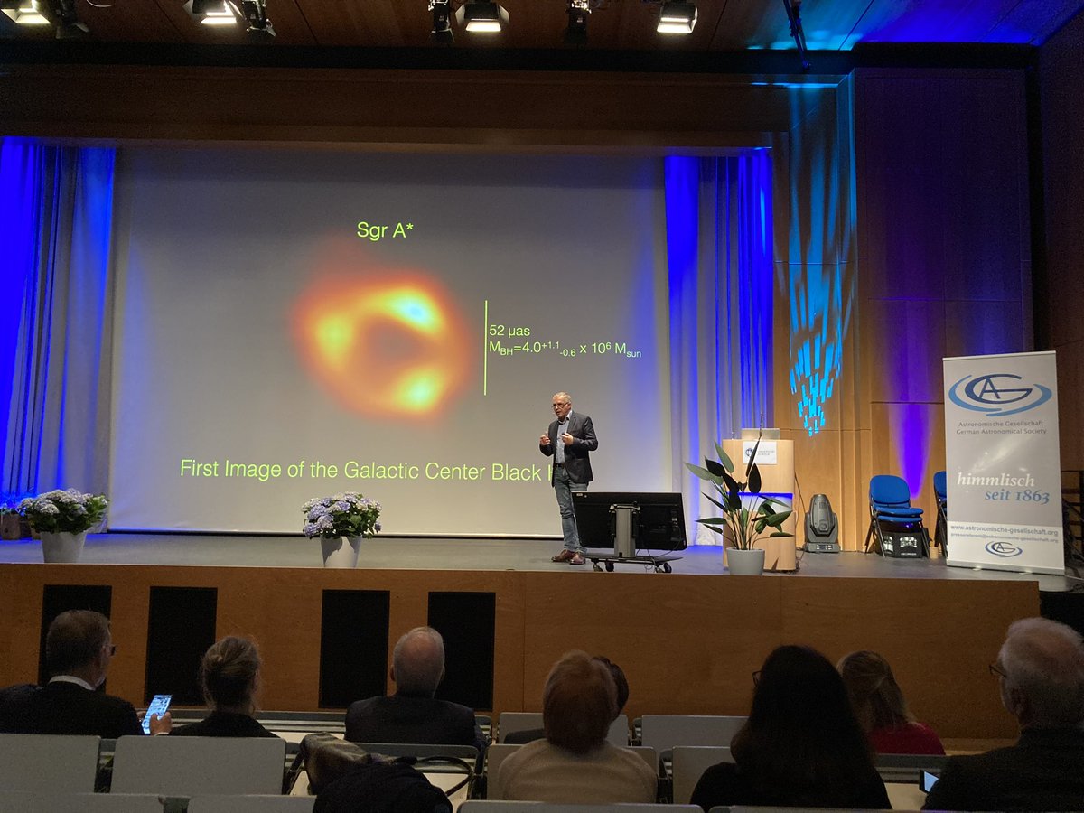Zensus erhält die Auszeichnung für seine Führungsrolle bei der Weiterentwicklung radioastronomischer Beobachtungsmethoden mit sehr hoher Winkelauflösung und Empfindlichkeit. So gelingen etwa die eindrucksvollen Bilder von den Schatten supermassereicher Schwarzer Löcher. (2/2)