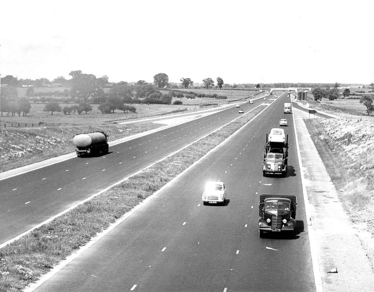 YesterdaysBrit1's tweet image. Take it easy...
The M1 motorway running through Leicestershire in quieter times.

#Life #Britain #motoring #Flashback